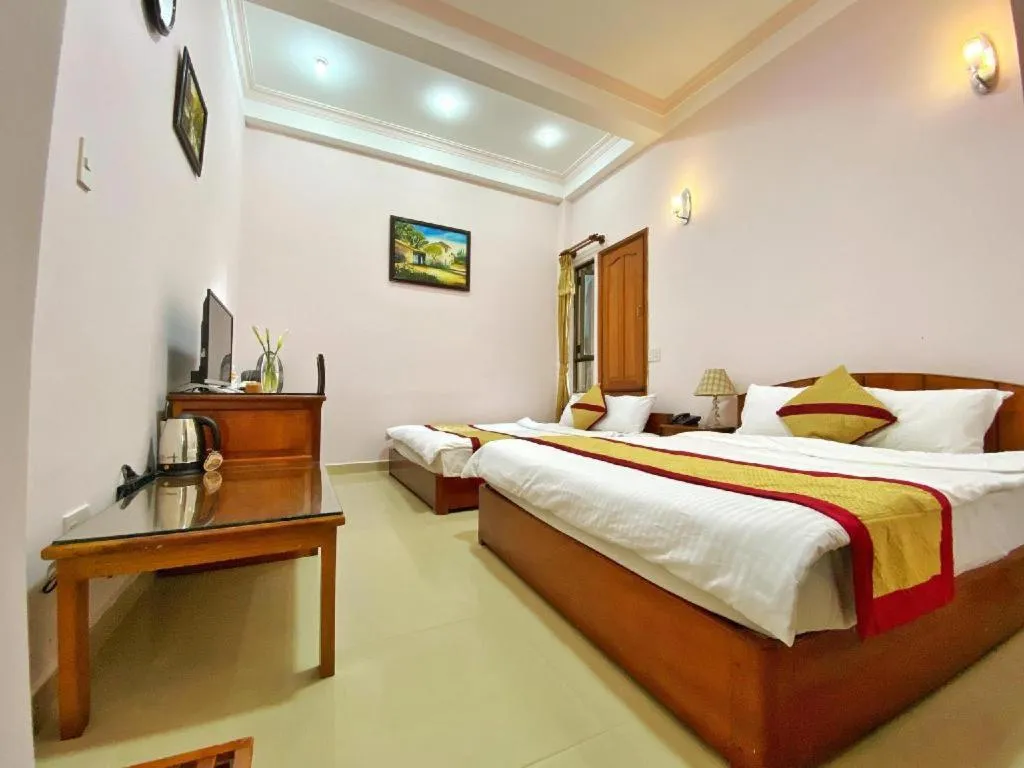 Bed in Gold Night Hotel