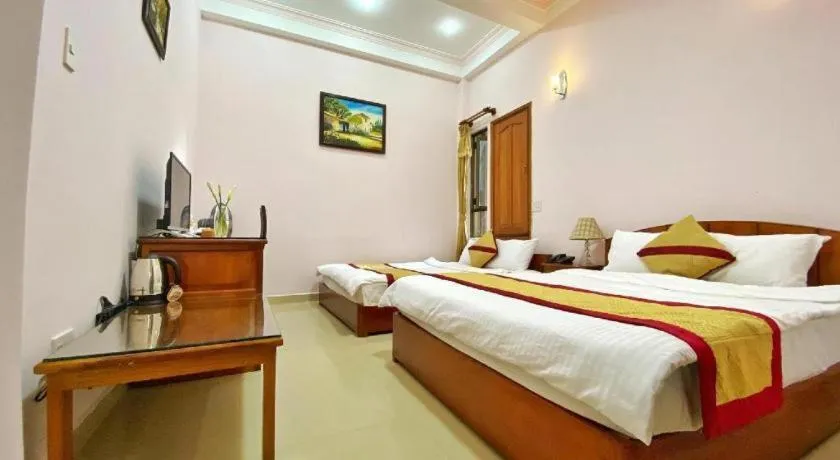 Bed in Gold Night Hotel