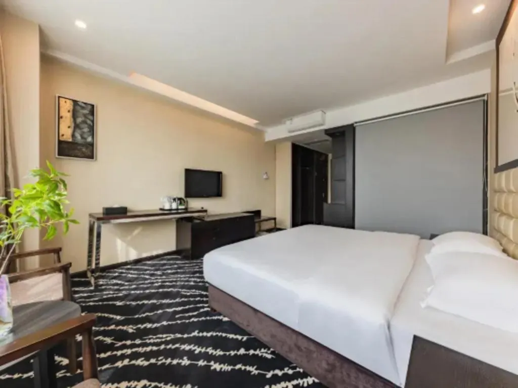 Bed in Kunming Long Way Hotel