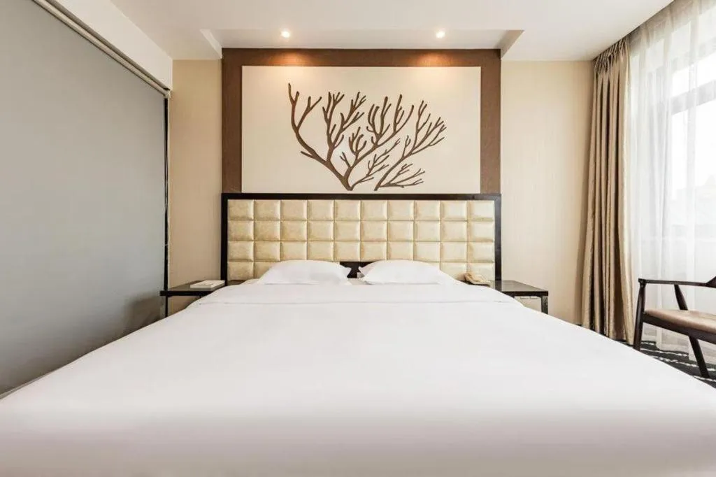 Bed in Kunming Long Way Hotel