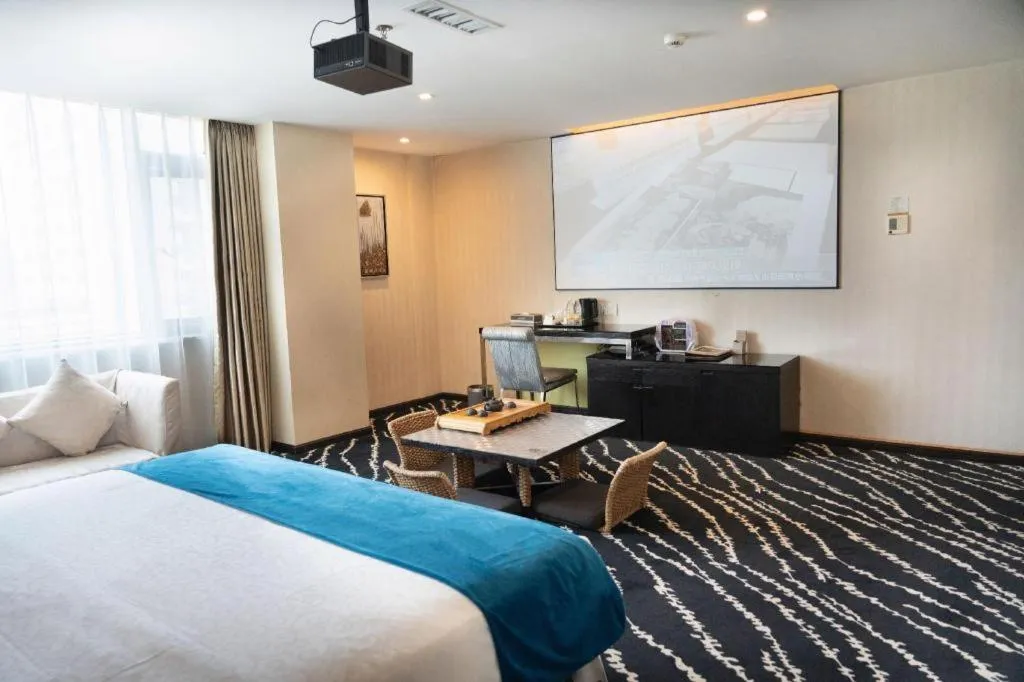 Bed in Kunming Long Way Hotel