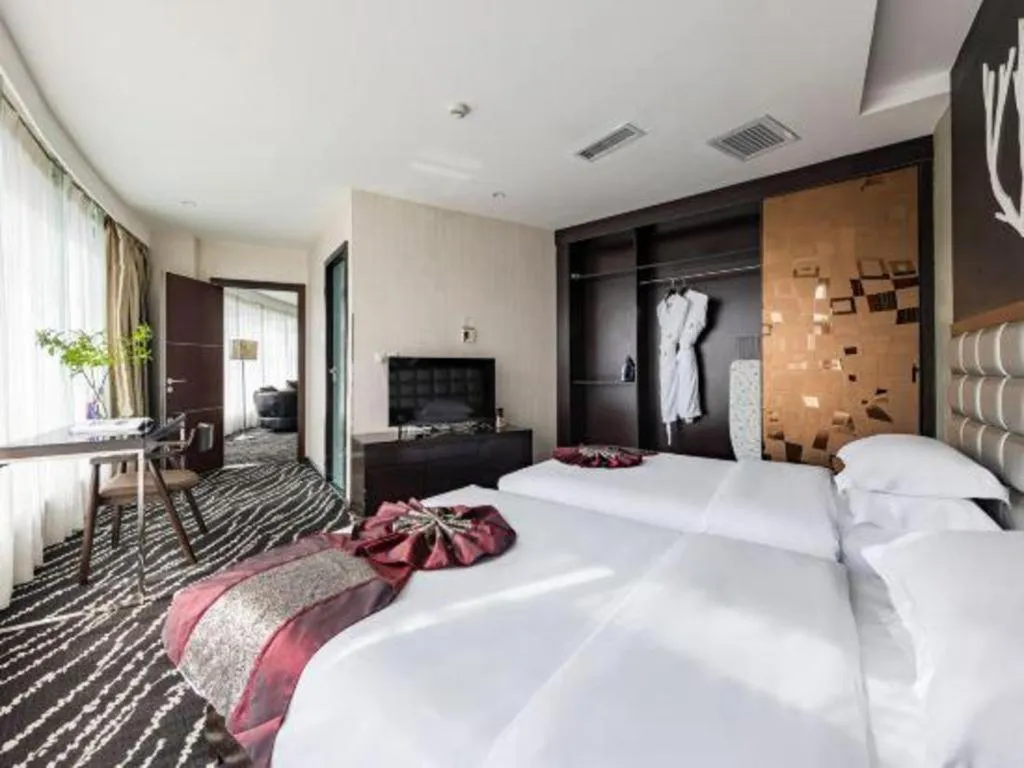 Bed in Kunming Long Way Hotel