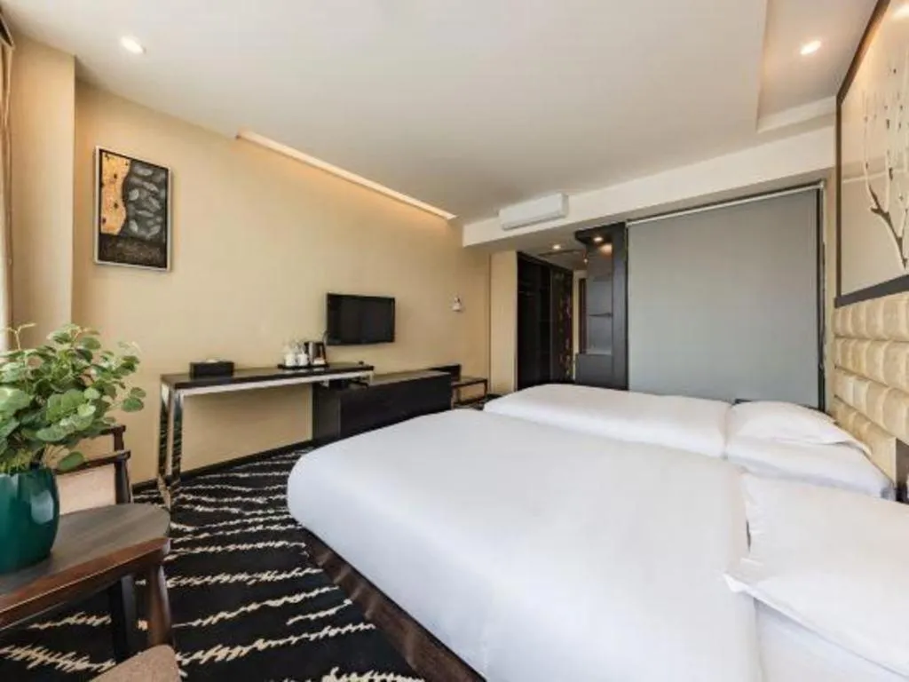 Bed in Kunming Long Way Hotel