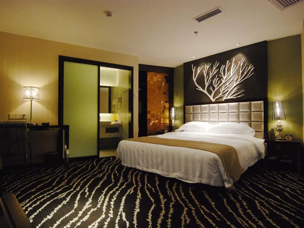 Bed in Kunming Long Way Hotel