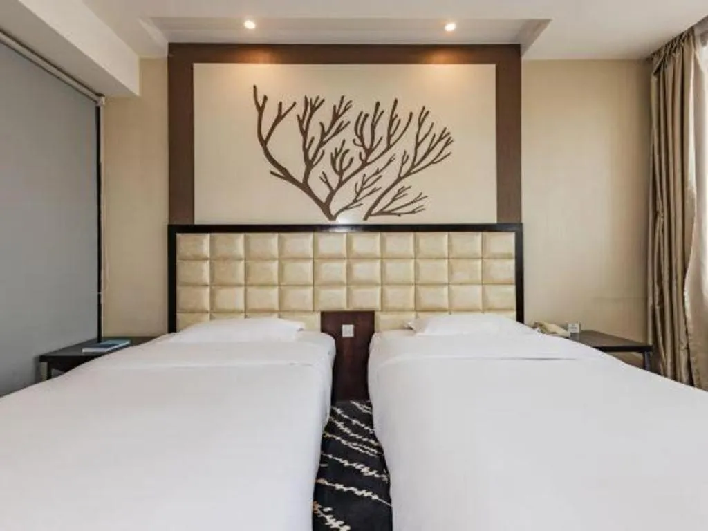 Bed in Kunming Long Way Hotel