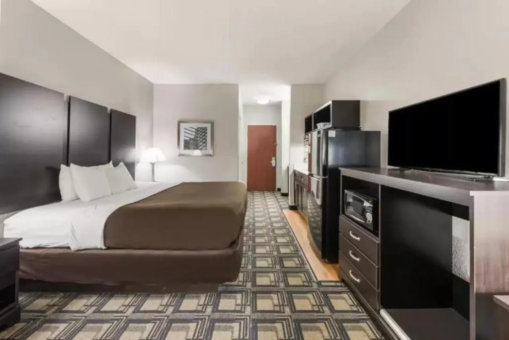 Bed in Suburban Studios Mason Hwy 42