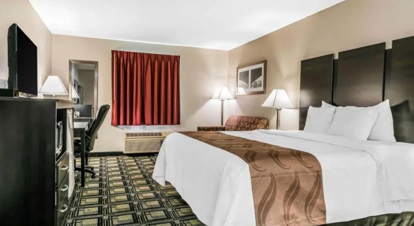 Bed in Suburban Studios Mason Hwy 42