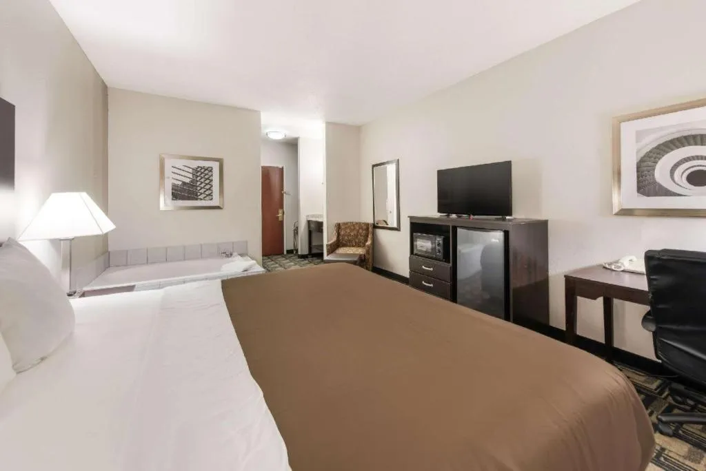 Bed in Suburban Studios Mason Hwy 42