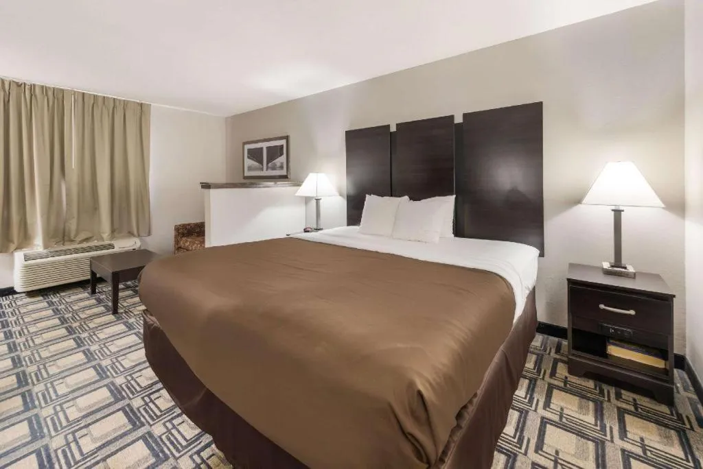 Bed in Suburban Studios Mason Hwy 42