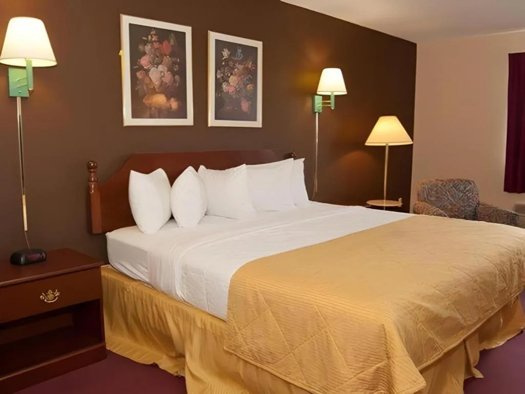 Bed in Suburban Studios Mason Hwy 42