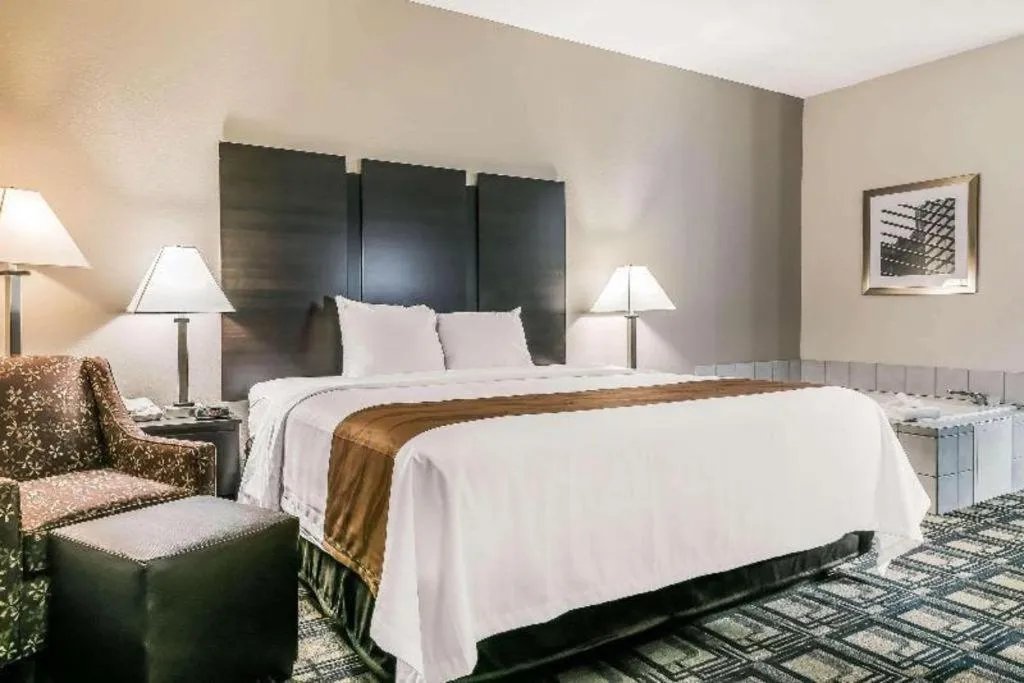 Bed in Suburban Studios Mason Hwy 42