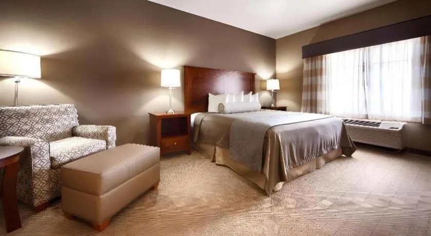 Bed in Green Mill Village Hotel & Suites, BW Signature Collection