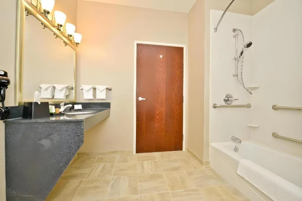 Green Mill Village Hotel & Suites, BW Signature Collection