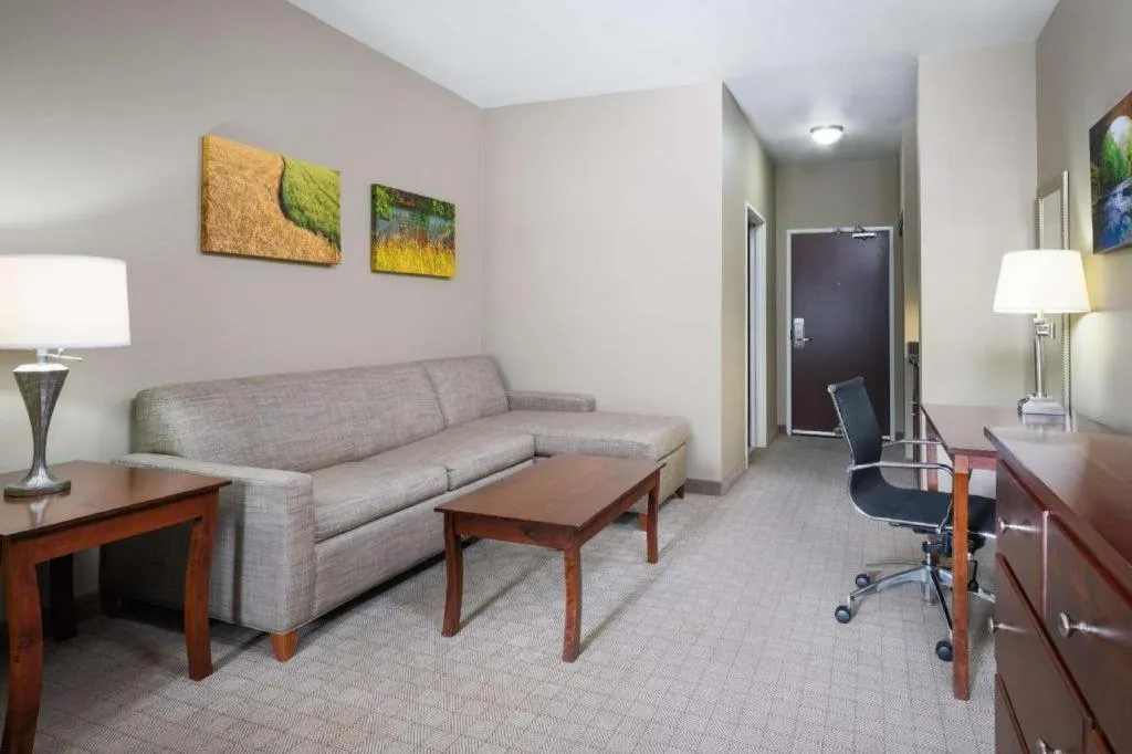 Green Mill Village Hotel & Suites, BW Signature Collection