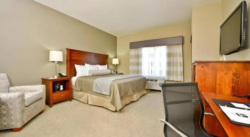 Bed in Green Mill Village Hotel & Suites, BW Signature Collection