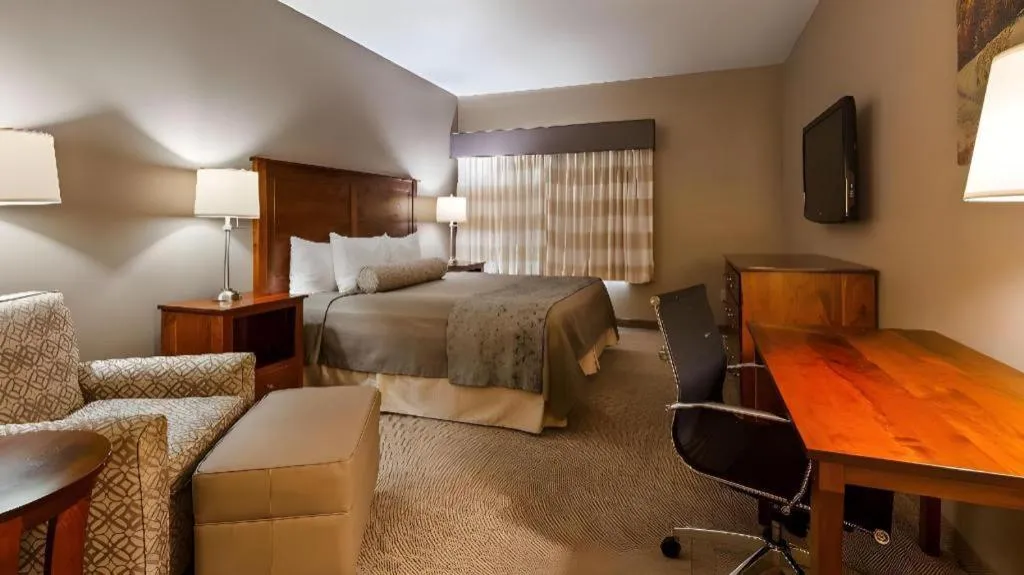 Bed in Green Mill Village Hotel & Suites, BW Signature Collection