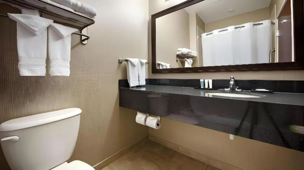 Green Mill Village Hotel & Suites, BW Signature Collection