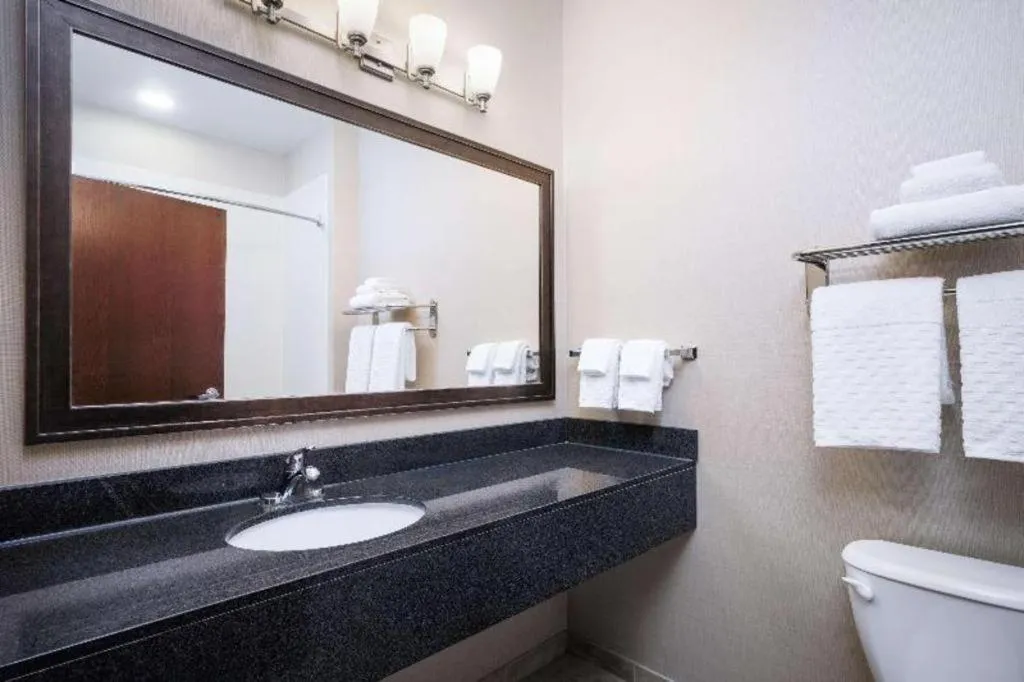 Green Mill Village Hotel & Suites, BW Signature Collection
