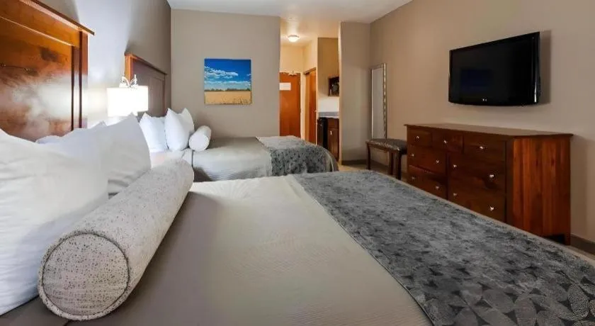 Bed in Green Mill Village Hotel & Suites, BW Signature Collection