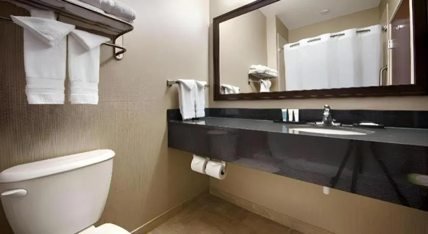 Green Mill Village Hotel & Suites, BW Signature Collection