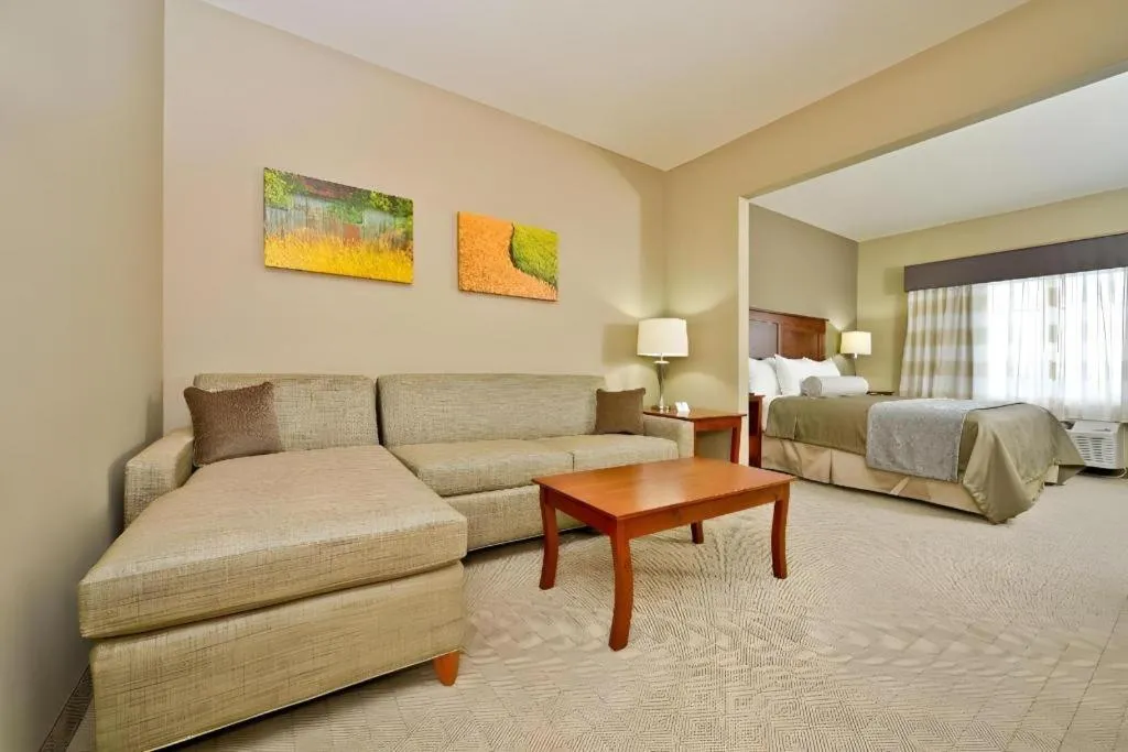 Bed in Green Mill Village Hotel & Suites, BW Signature Collection