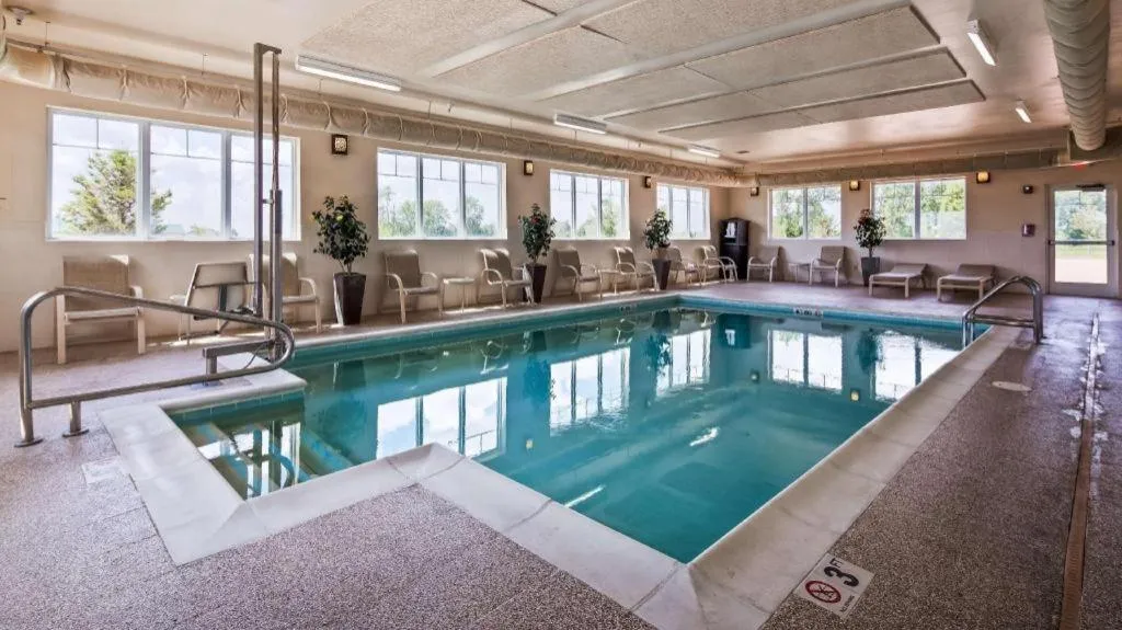 Green Mill Village Hotel & Suites, BW Signature Collection