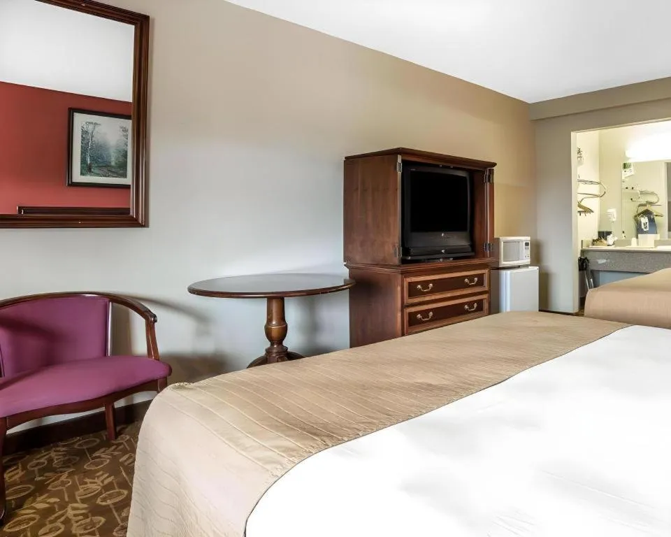 Bed in Quality Inn & Suites Minden