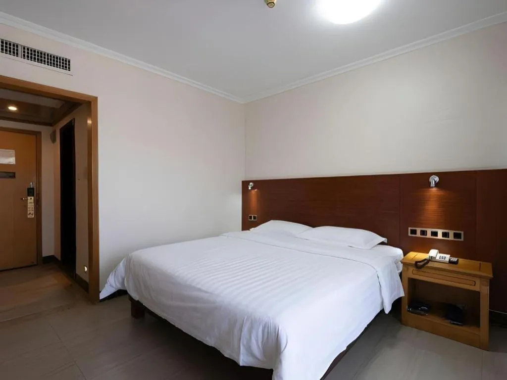 Bed in Nanfang Dasha Hotel