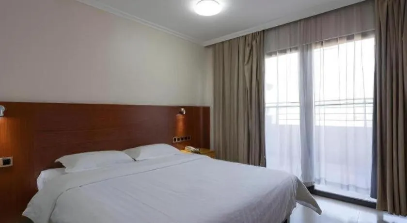 Bed in Nanfang Dasha Hotel