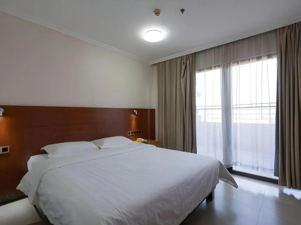 Bed in Nanfang Dasha Hotel