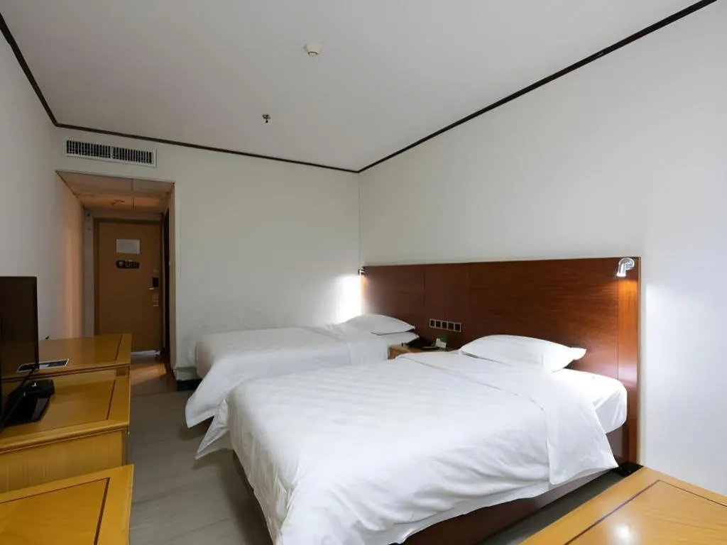 Bed in Nanfang Dasha Hotel