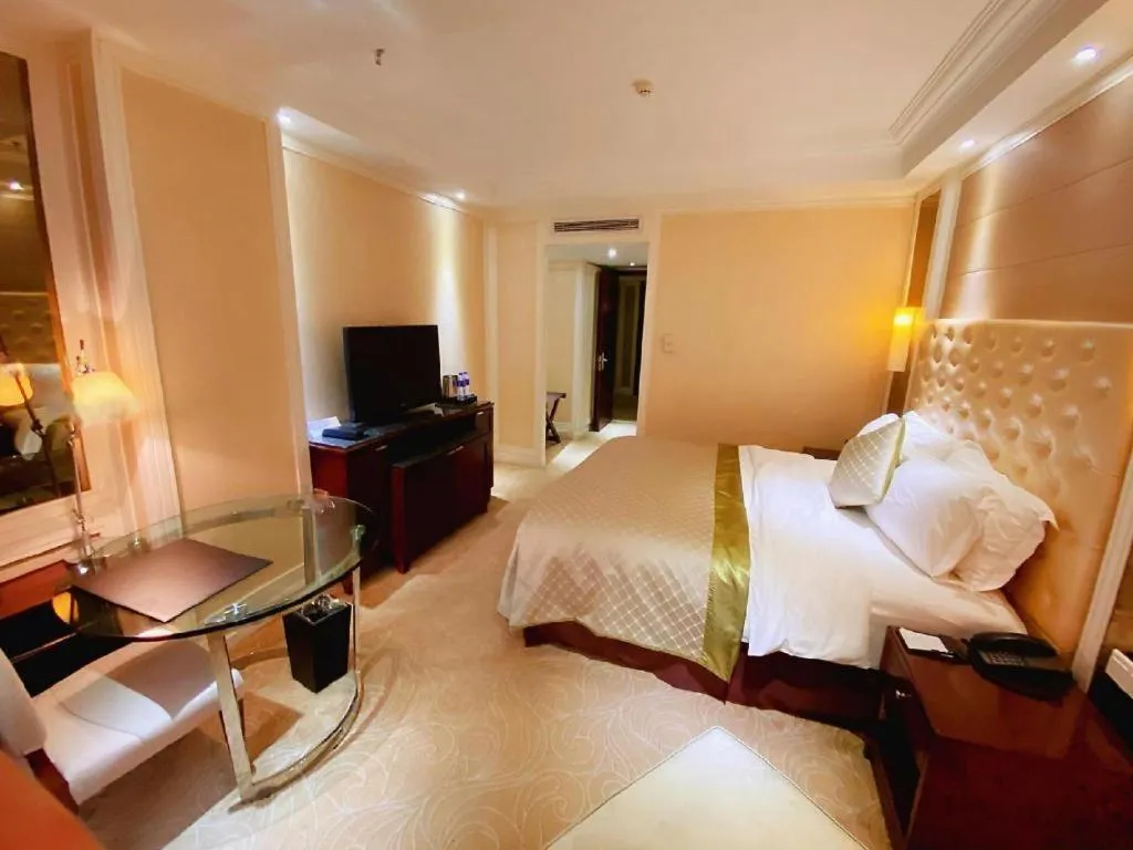 Bed in Dongfang Jianguo Hotel Wuhan