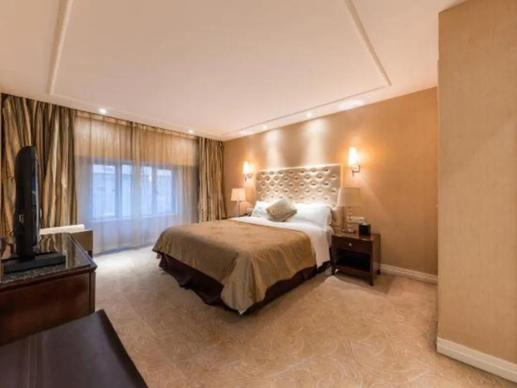 Bed in Dongfang Jianguo Hotel Wuhan