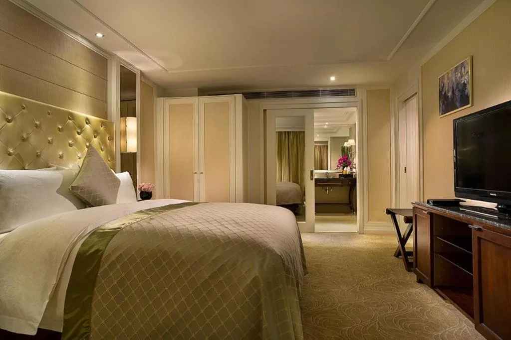 Bed in Dongfang Jianguo Hotel Wuhan