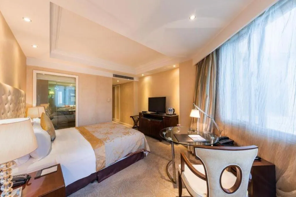 Bed in Dongfang Jianguo Hotel Wuhan