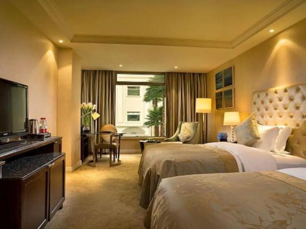 Bed in Dongfang Jianguo Hotel Wuhan