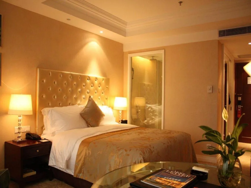 Bed in Dongfang Jianguo Hotel Wuhan