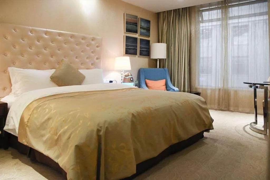 Bed in Dongfang Jianguo Hotel Wuhan