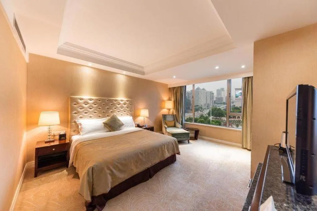 Bed in Dongfang Jianguo Hotel Wuhan