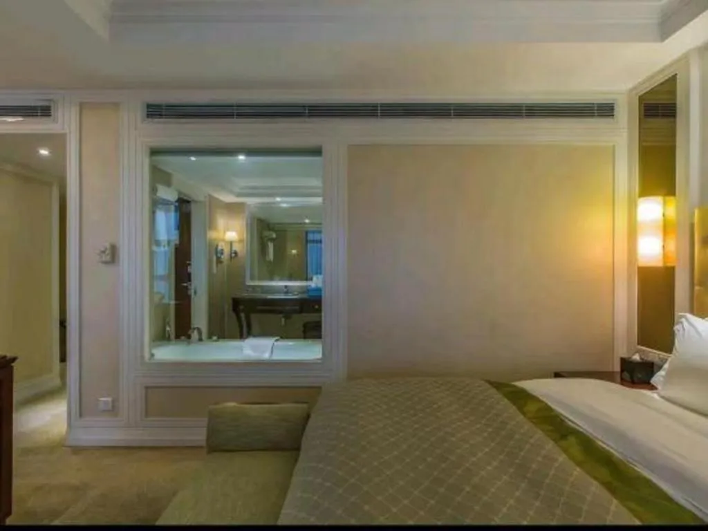 Bed in Dongfang Jianguo Hotel Wuhan