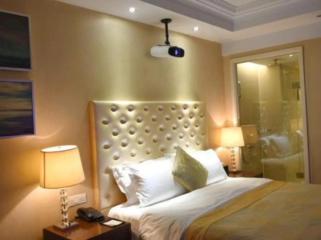 Bed in Dongfang Jianguo Hotel Wuhan