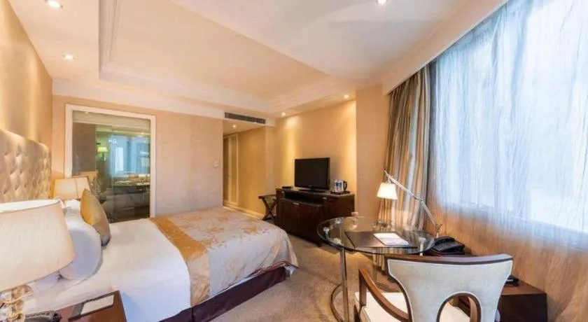 Bed in Dongfang Jianguo Hotel Wuhan