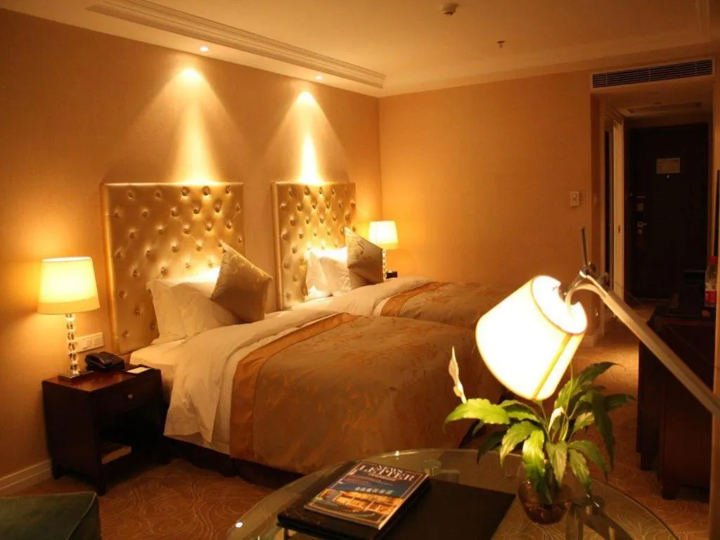 Bed in Dongfang Jianguo Hotel Wuhan