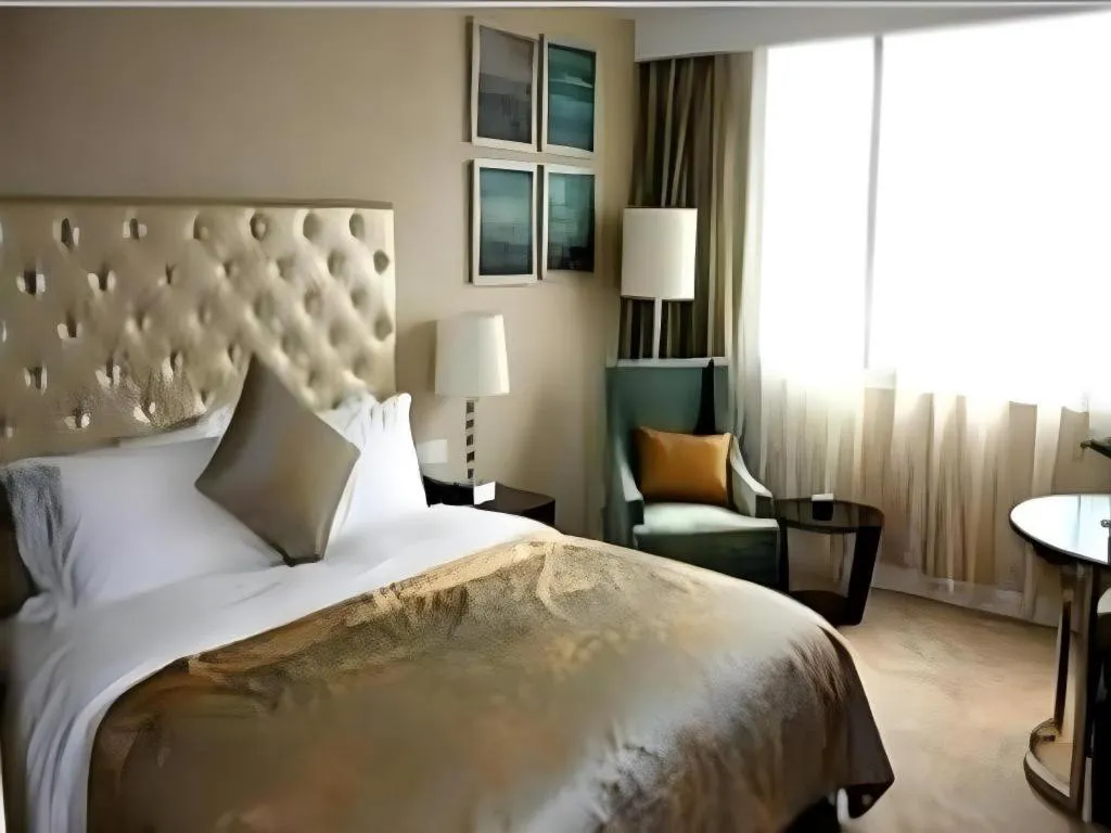 Bed in Dongfang Jianguo Hotel Wuhan