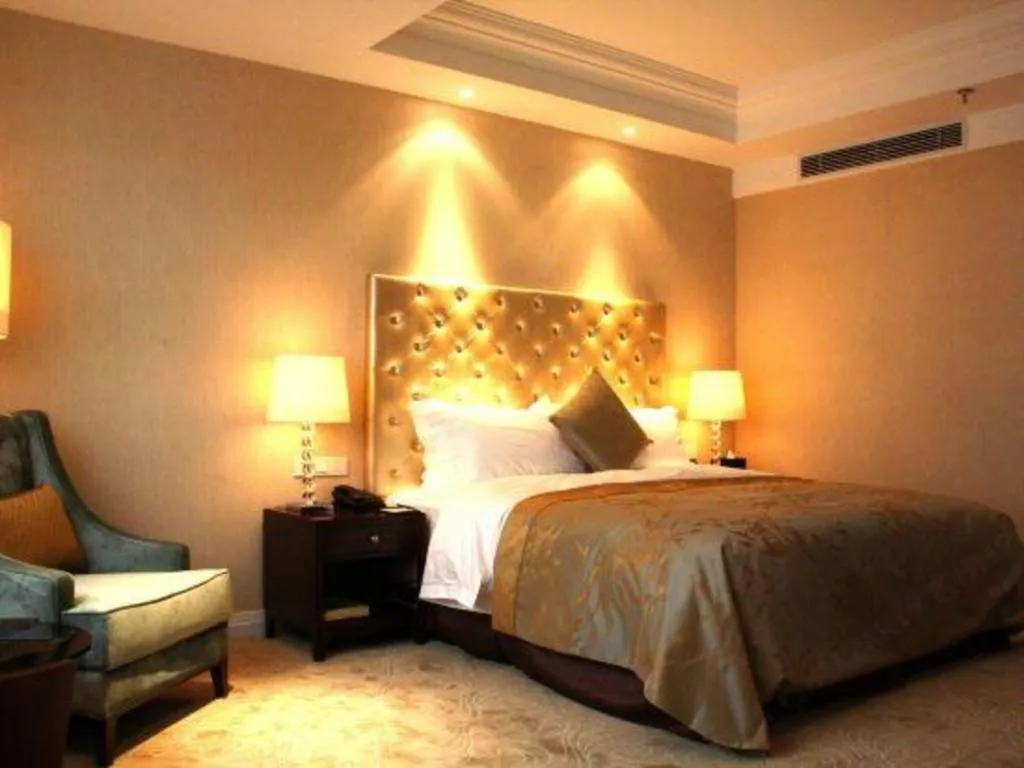Bed in Dongfang Jianguo Hotel Wuhan