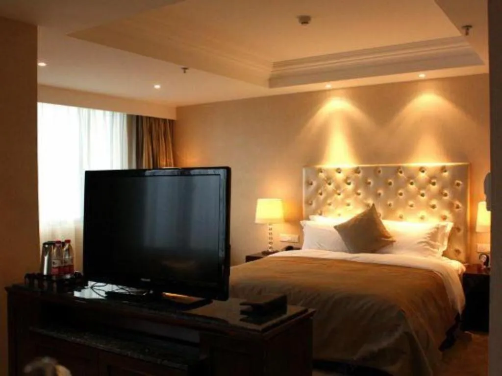 Bed in Dongfang Jianguo Hotel Wuhan