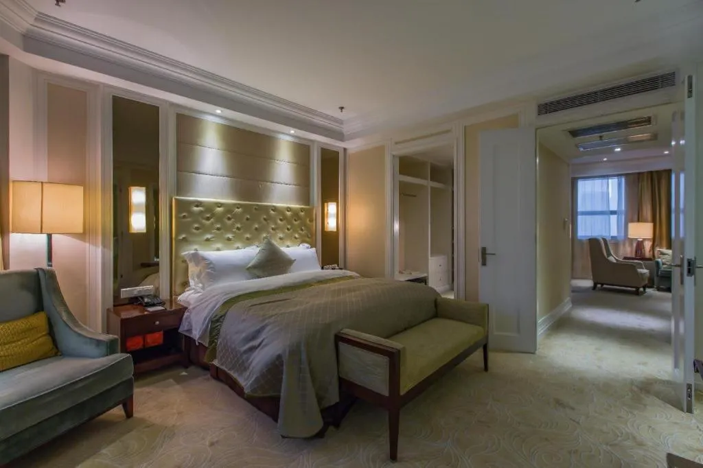 Bed in Dongfang Jianguo Hotel Wuhan