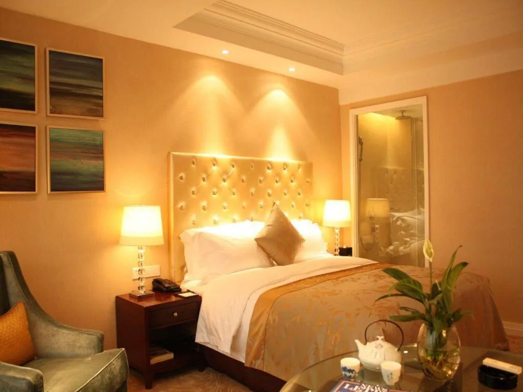 Bed in Dongfang Jianguo Hotel Wuhan