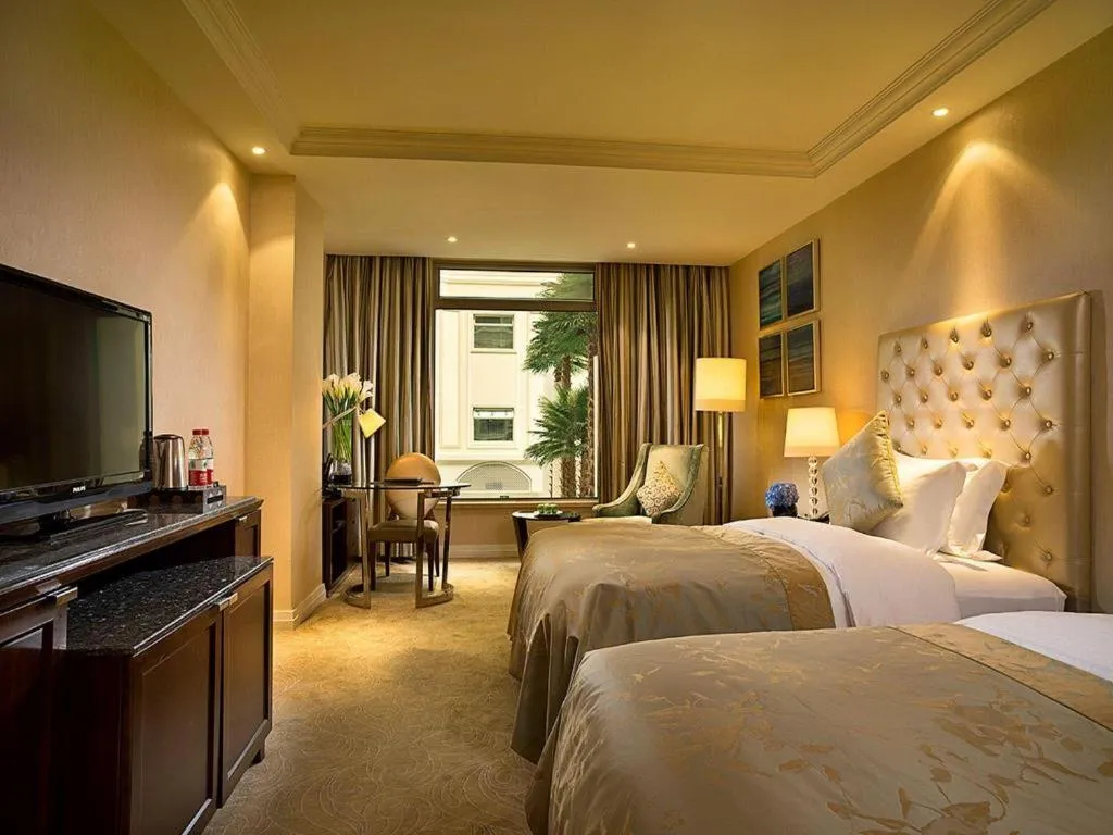 Bed in Dongfang Jianguo Hotel Wuhan