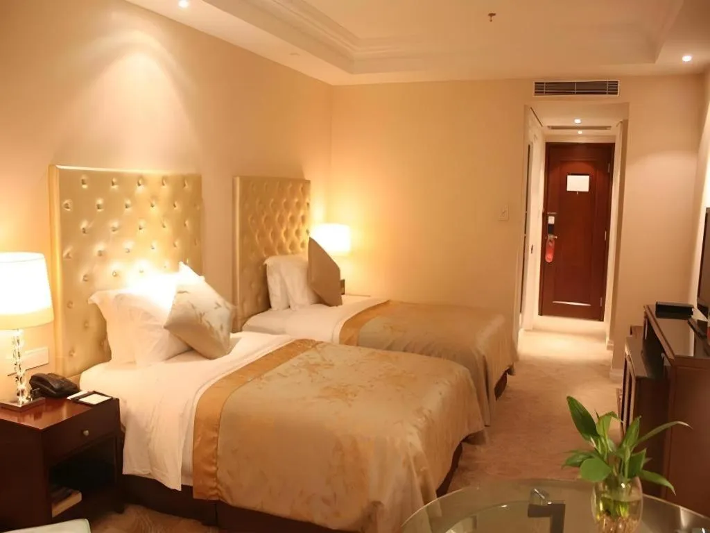 Bed in Dongfang Jianguo Hotel Wuhan